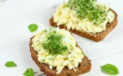 Яичный паштет с горчицей и грецкими орехами