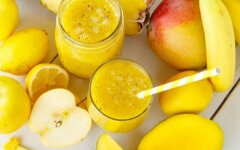 Витаминный смузи из манго, ананасов, яблок и бананов