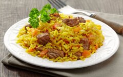 Сытный плов с говядиной на сковороде