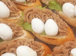 Брускетта с паштетом и перепелиными яйцами