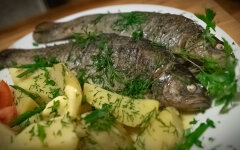 Радужная форель томлённая в белом вине в фольге