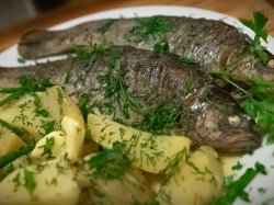 Радужная форель томлённая в белом вине в фольге