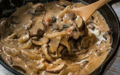 Бефстроганов из свинины с шампиньонами в сливках