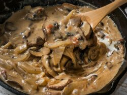 Бефстроганов из свинины с шампиньонами в сливках