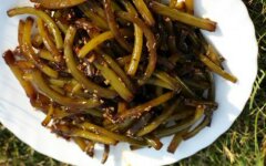 Маринованные стрелки чеснока с соевым соусом по-корейски