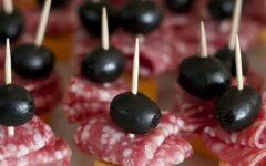 Быстрые канапе с колбасой, сыром и маслинами