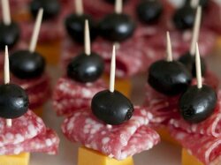 Быстрые канапе с колбасой, сыром и маслинами