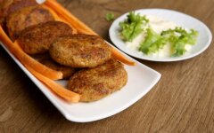 Котлеты из скумбрии с рисом в панировочных сухарях