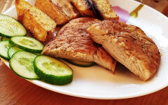Жареная куриная грудка с запеченным картофелем и огурцом