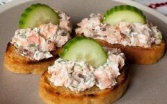 Кростини с лососем и сливочным сыром