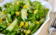 Диетический салат из капусты, огурцов и кукурузы