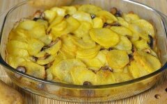 Картошка с шампиньонами и чесноком в сметане