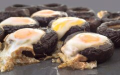 Шампиньоны с перепелиными яйцами и сыром в духовке