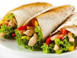 Буритто с курицей, кукурузой и сыром