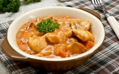 Гуляш из курицы с томатной подливой