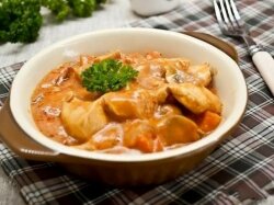Гуляш из курицы с томатной подливой