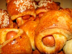 Дрожжевые рогалики с сосисками