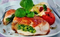 Фаршированное куриное филе с сыром и шпинатом