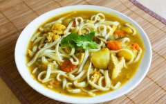 Куриный суп с лапшой, картофелем и сельдереем