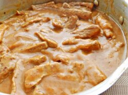 Тушеное мясо с горчицей и сметаной