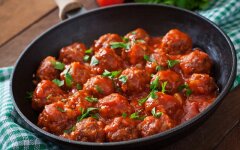 Тефтели в томатном соусе с зеленым горошком и зеленью