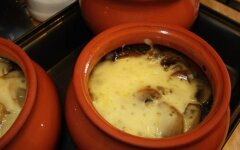 Мясо в горшочке с шампиньонами и сыром