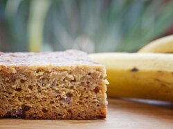 Протеиново-банановый хлеб с кусочками шоколада