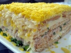 Торт-салат с сыром и крекером