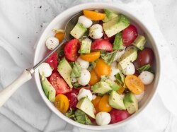 Салат из помидоров черри и моцареллы с медовой заправкой