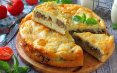 Заливной пирог с фаршем и картошкой на майонезе