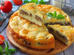 Заливной пирог с фаршем и картошкой на майонезе