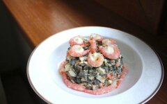 Салат из креветок с морской капустой и яйцами