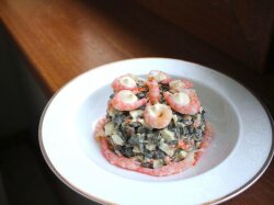 Салат из креветок с морской капустой и яйцами