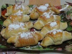 Рогалики на сметане с начинкой из изюма