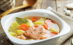 Уха из лосося с картофелем и зеленью