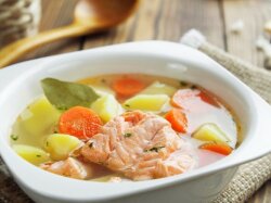 Уха из лосося с картофелем и зеленью