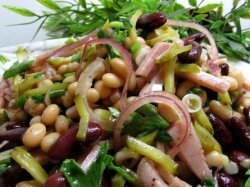 Легкий салат из фасоли с ветчиной