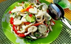Салат из кальмаров с грибами и перепелиными яйцами