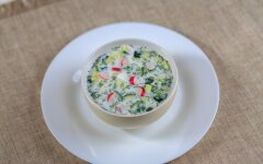 Окрошка с щавелем и овощами на кефире