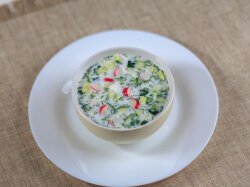 Окрошка с щавелем и овощами на кефире