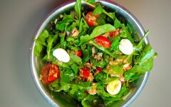 Салат с рыбными консервами, рукколой и перепелиными яйцами