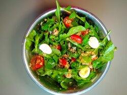 Салат с рыбными консервами, рукколой и перепелиными яйцами