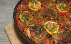 Курица по-испански с охотничьими колбасками, овощами и рисом