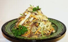 Салат из дайкона с отварным мясом и орехами