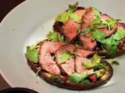 Брускетта с говядиной и вялеными помидорами