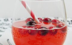 Компот из ягодной заморозки с яблоками