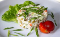 Салат «Столичный» с куриным филе и помидорами