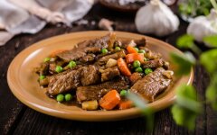 Медальоны из свиной вырезки с жареным луком