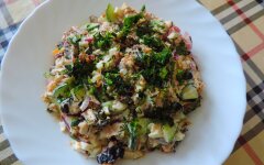 Салат «Дамский каприз» с шампиньонами и копченой курицей