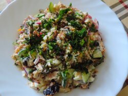 Салат «Дамский каприз» с шампиньонами и копченой курицей